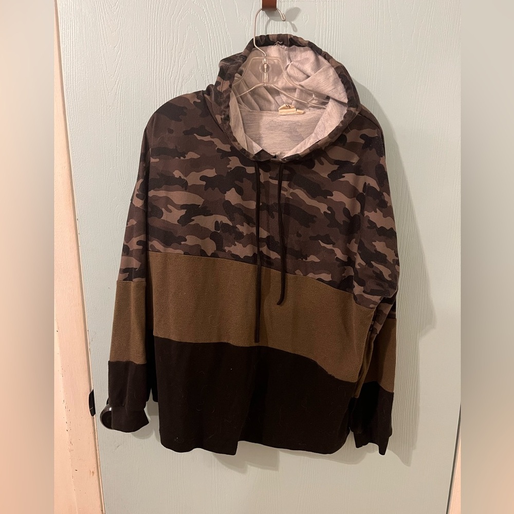 Women’s camo block pullover